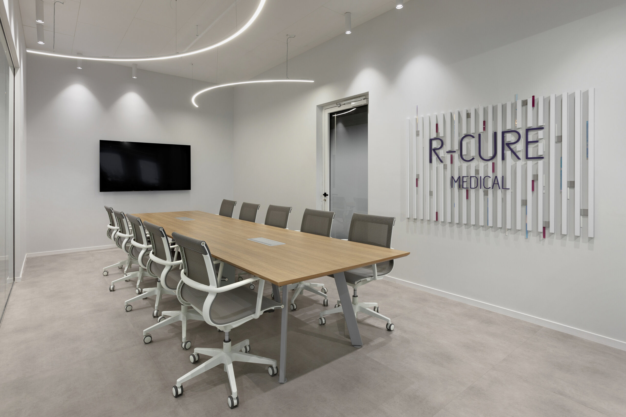 endow-meeting-tablegalery-white.jpg